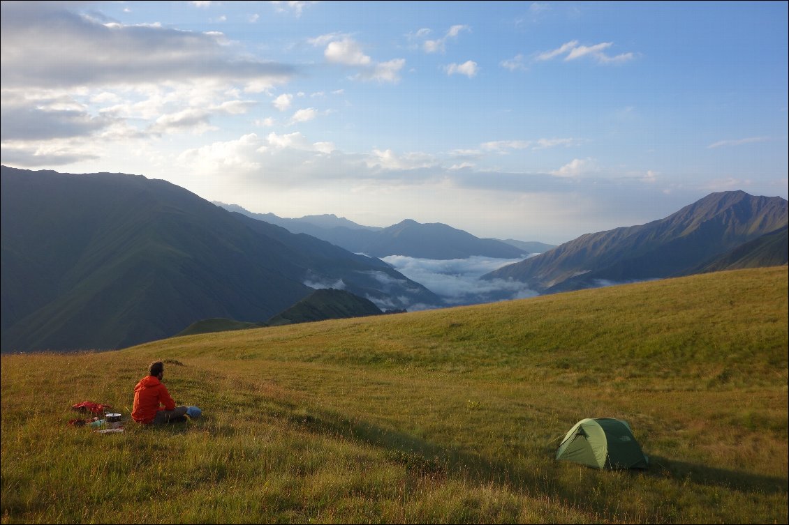 23# Elodie BOUVIER.
Bivouac devant un magnifique coucher de soleil sur le Khidotani Ridge dans le massif du Caucase sur le trek Omalo-Shatili (Géorgie).