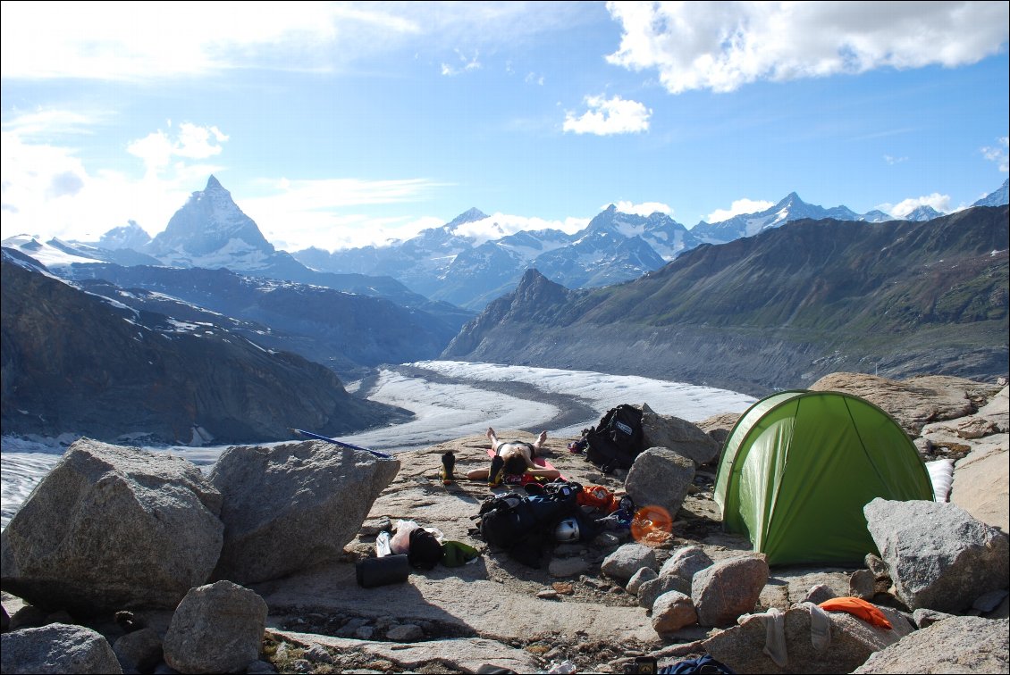 26# Frédéric DECALUWE.
Dalles au pied du mont Rose (Voie Normale - Suisse).
Après plusieurs sommets dans les Alpes, nous décidons de remonter la vallée de Zermatt en marchant jusqu'à la pointe Dufour du mont Rose, sans prendre le train à crémaillère au départ de Zermatt ... et je vous assure que c'est long, surtout avec le sac d'alpinisme !! Mais bivouac superbe !