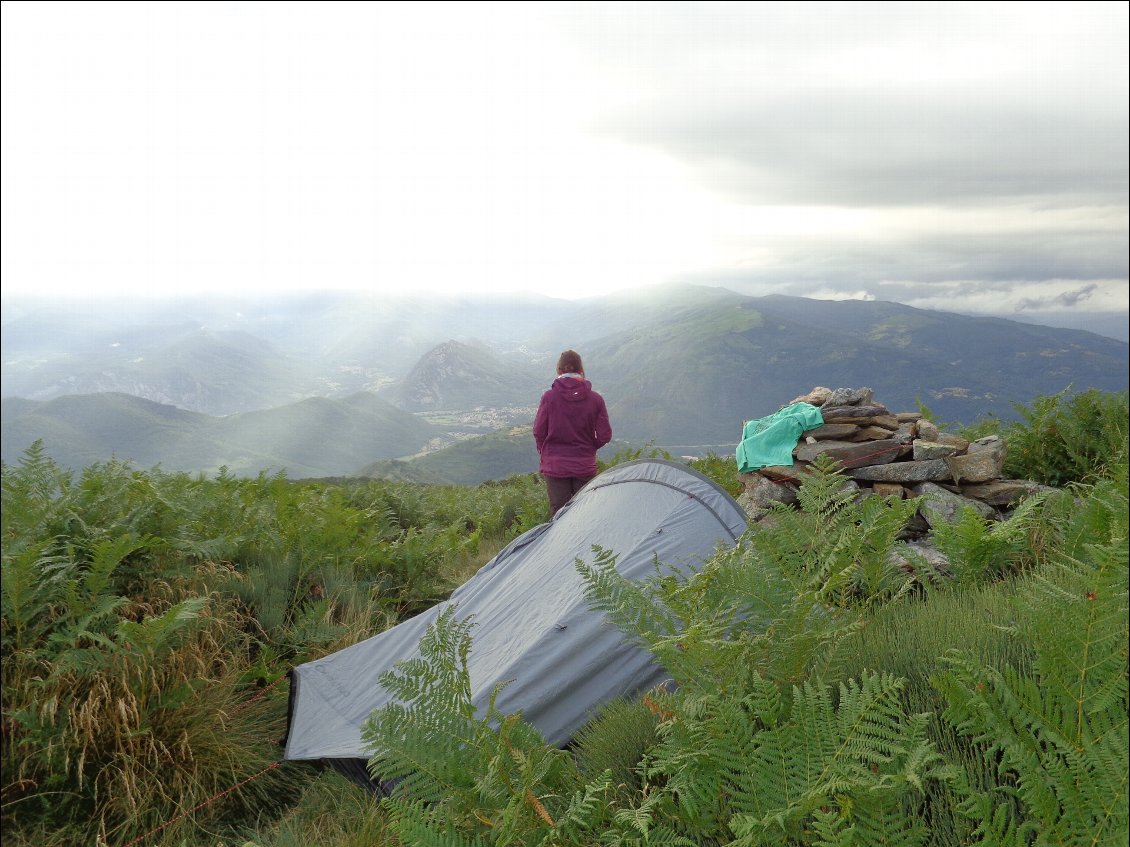 25# Florence MÊME.
Quelque part sur le chemin du mont Fourcat en Ariège, Chemin des Bonshommes - Août 2016.
Il faut trouver sa place entre les fougères et attendre que les nuages se lèvent pour découvrir ce massif !