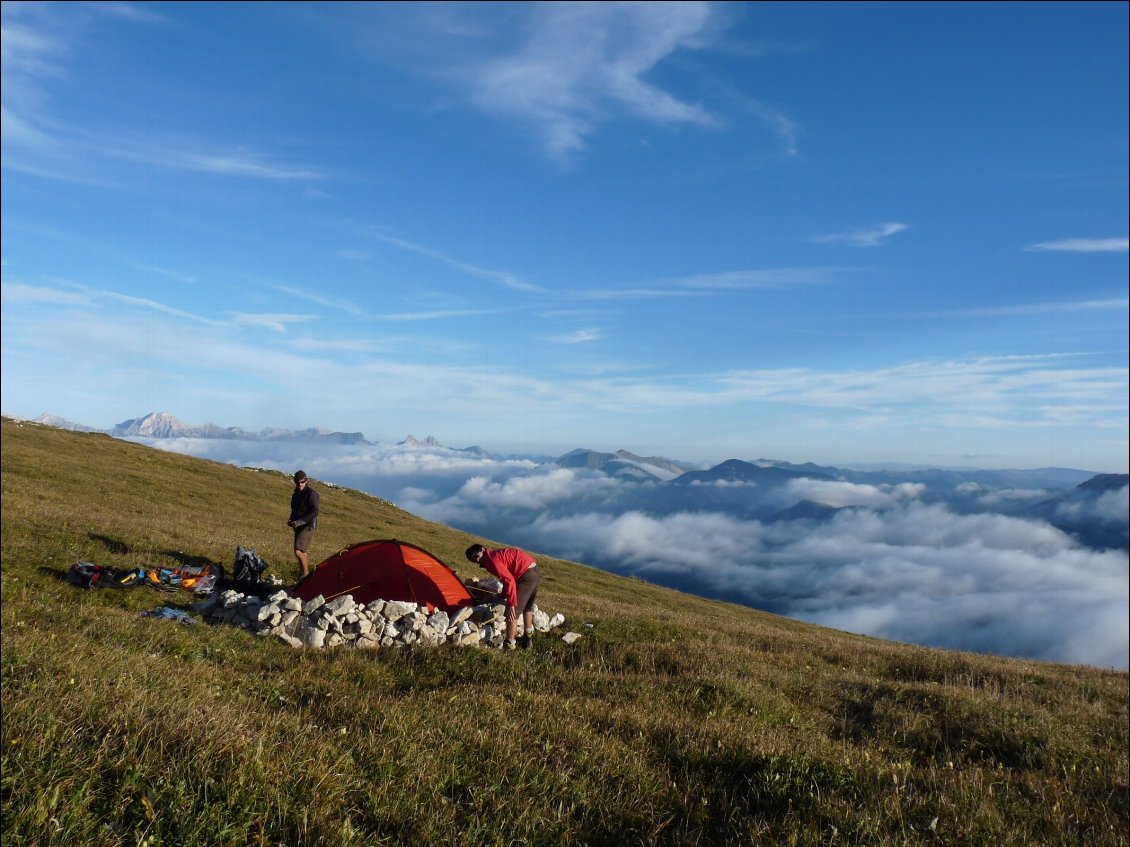 28# Camille GIRAULT.
Bivouac au sommet du mont Aiguille - Septembre 2013.
Une prairie suspendue immense, on aurait regretté de ne pas avoir la tente...