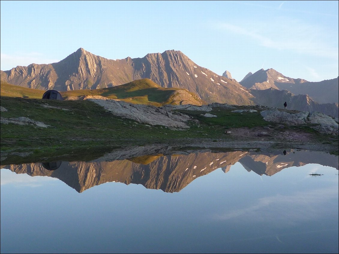 32# Julien GUINAND.
Proche du col du Galibier. Nous nous sommes arrêtés juste une nuit sur le chemin de retour des vacances.
La nuit a été fraiche (du givre sur la tente) et musicale (des vaches très curieuses sont venues nous voir dans la nuit !)
Le spectacle au petit matin était grandiose...