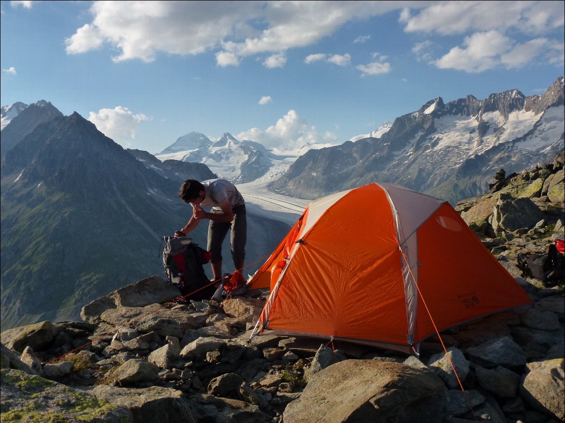 35# Camille GIRAULT.
Installation d'un bivouac cinq étoiles surplombant le glacier d'Aletsch (juillet 2012) : les randonneurs étaient très nombreux sur cette crête du Bettmerhorn en journée, mais la soirée venue nous nous retrouvons entièrement seuls, pourtant le terrassement pour poser notre tente ne fut pas très difficile.