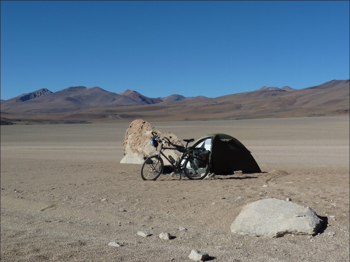 36# Hervé DE BERTERECHE.
Désert du Lipez, Bolivie. 10 jours à en baver dans un des plus beaux paysages de la planète lors de mon périple de 8000 km à vélo entre le lac Titicaca et Ushuaia (septembre 2010 à février 2011).