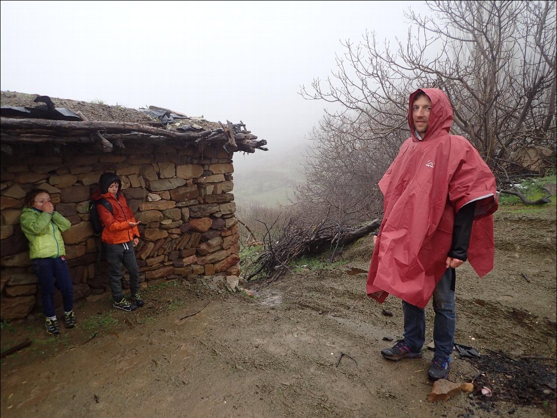 Bon, c'est râpé pour le bivouac, les conditions ne l'autorisent pas. Nous allons donc passer la nuit dans la bergerie contre laquelle les enfants sont adossés.