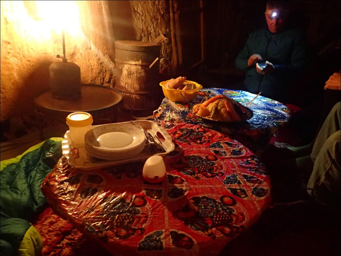 Dans des conditions assez particulières, le cuisinier nous prépare à nouveau un super repas: un couscous!