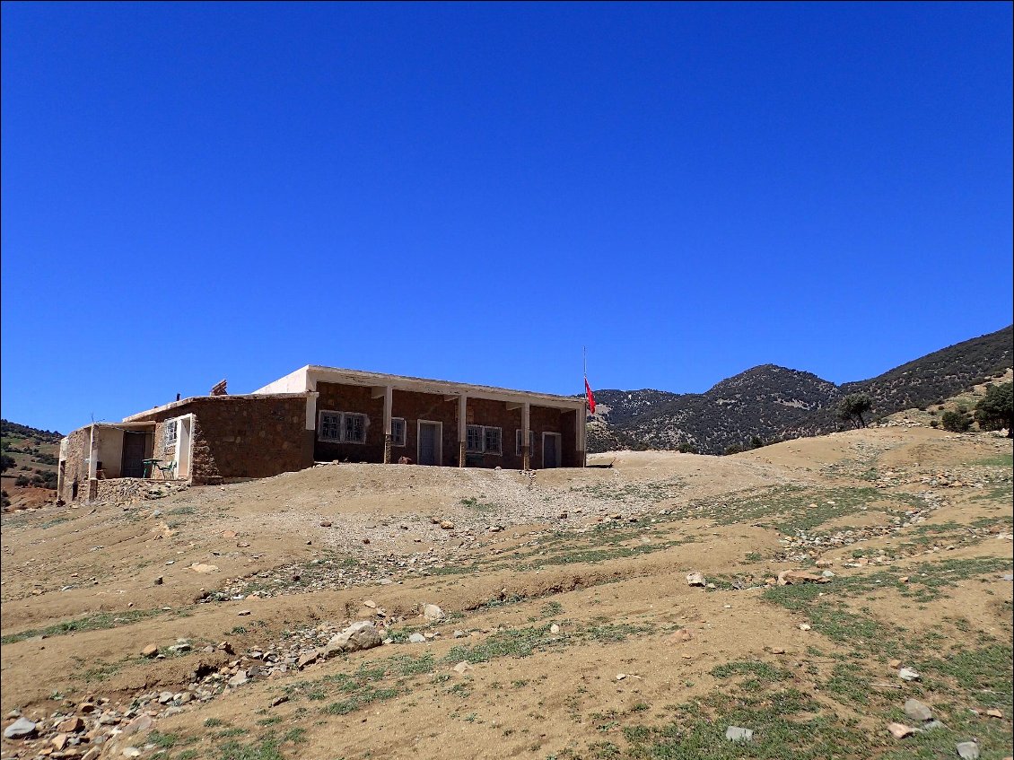 Peu avant la pause méridienne, nous croisons un joli batiment en dur: c'est l'école d'Oulou, qui accueille une vingtaine d'élèves dispersés dans les montagnes alentours. Aujourd'hui, pas d'école, c'est dimanche.