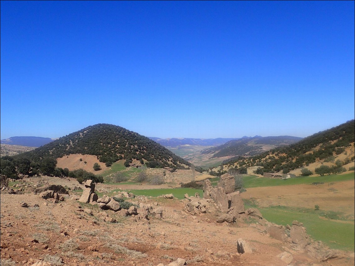 Après un plateau, le paysage se fait un peu plus accidenté. Nous approchons de notre premier bivouac.