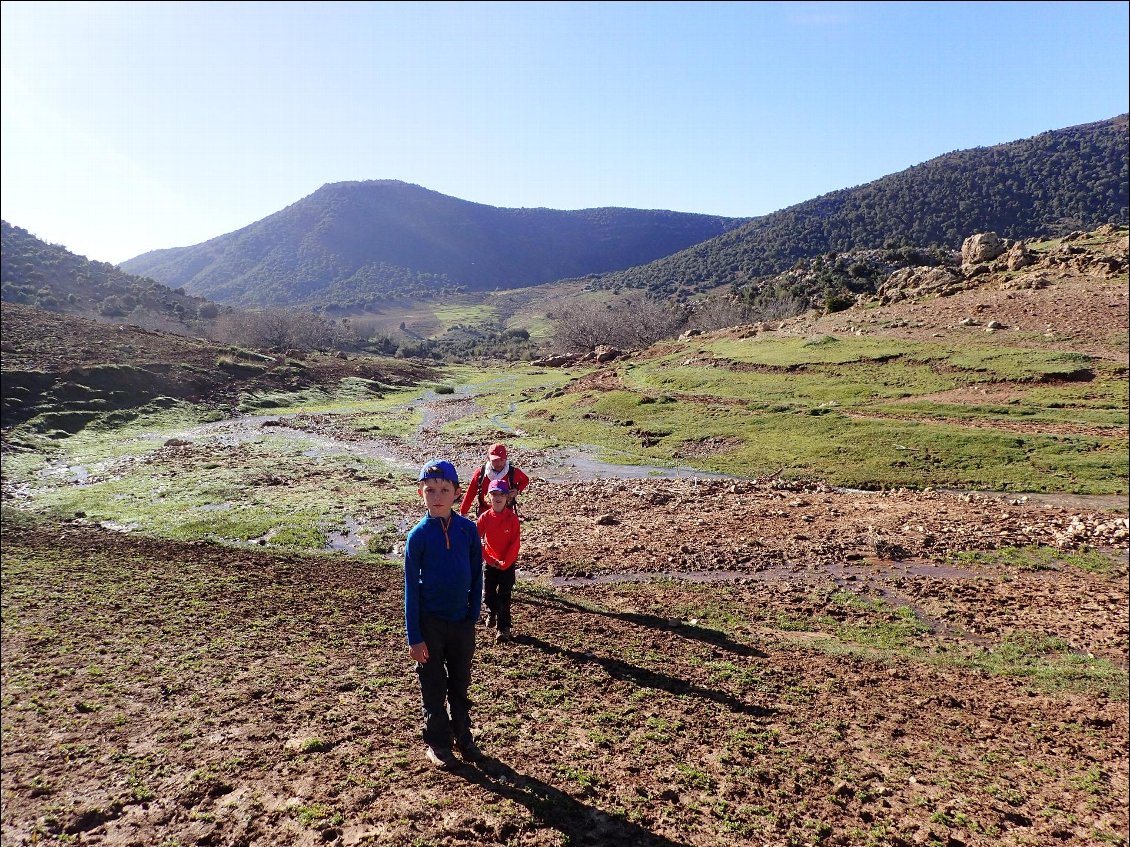 Après une pause à l'une des sources pour remplir nos gourdes (et y mettre quelques pastilles de micro pur quand même) montée vers le plateau d'Atheb, sur un terrain un peu gras.