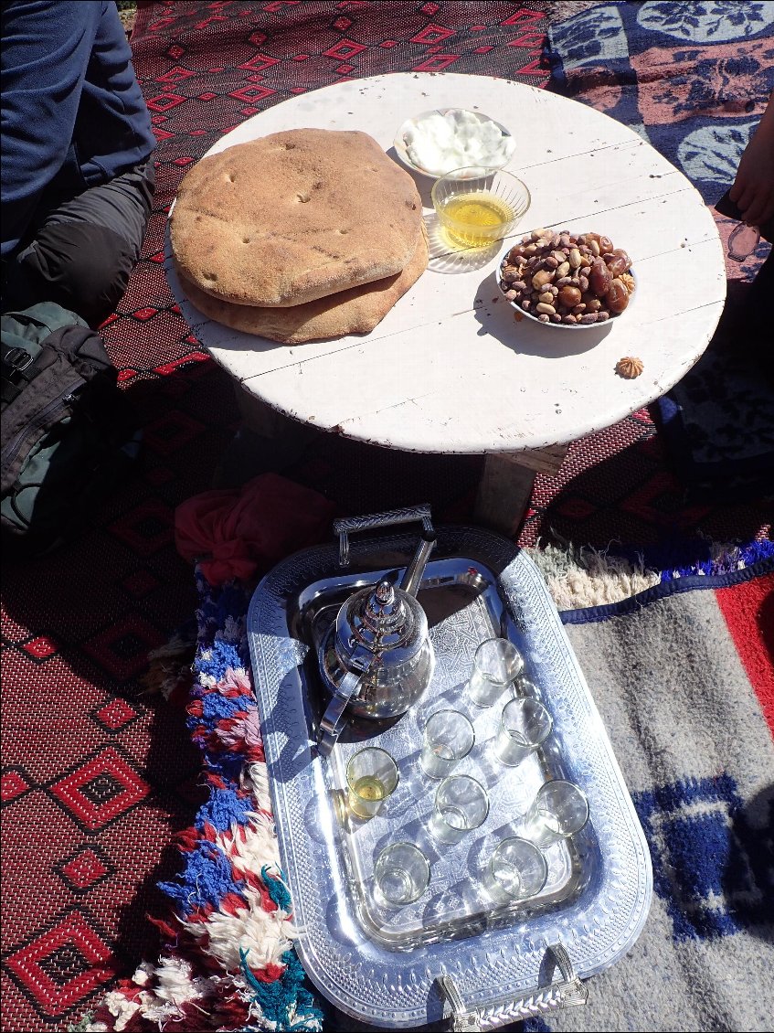 Pain, dattes, olives, cacahuètes et beurre de chèvre (que le guide déconseille à nos petits estomacs fragiles)
Nous repartons en achetant à notre hôte, un coq dodu qui fera notre repas du soir.