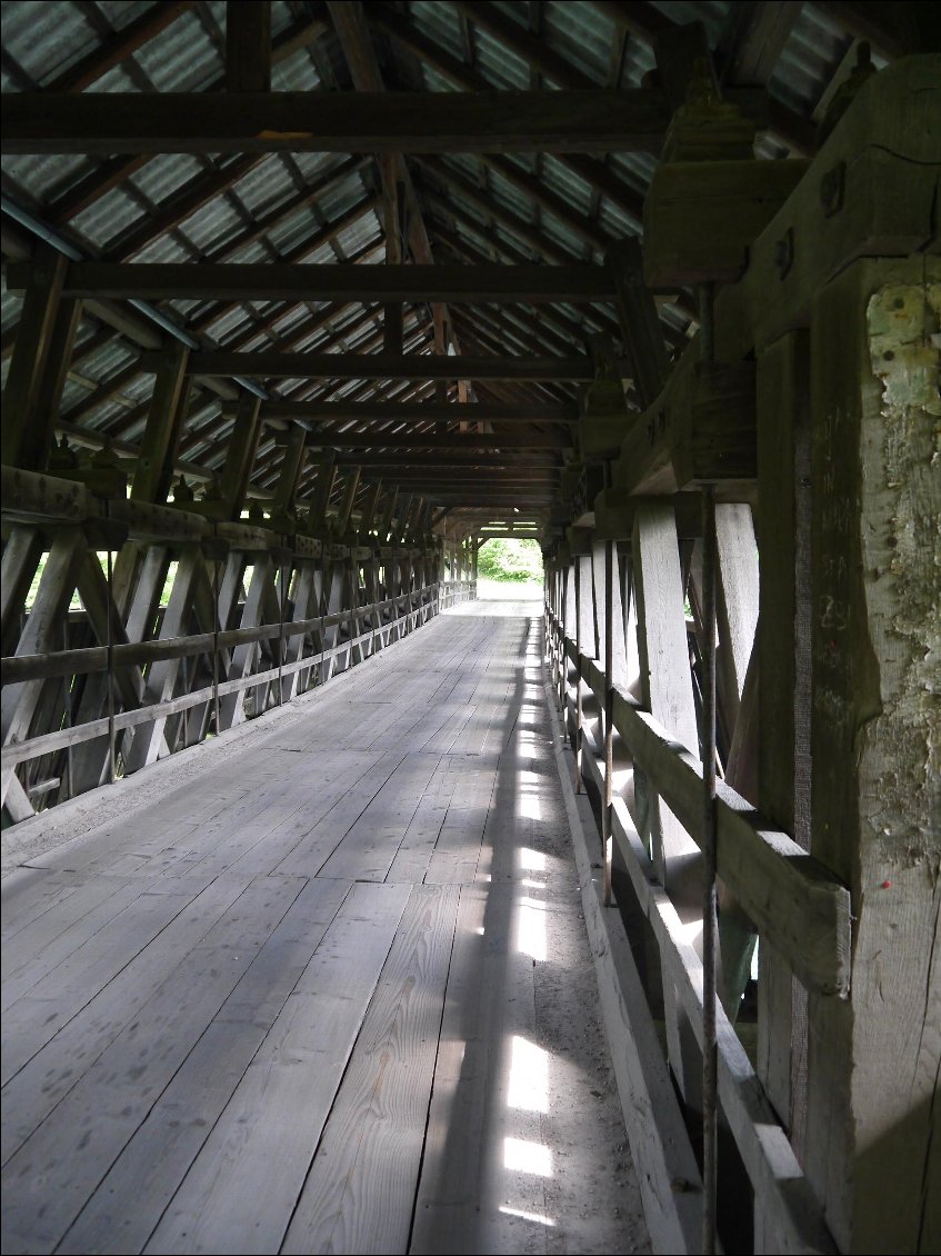 un pont couvert comme en Suisse sur le Rhin