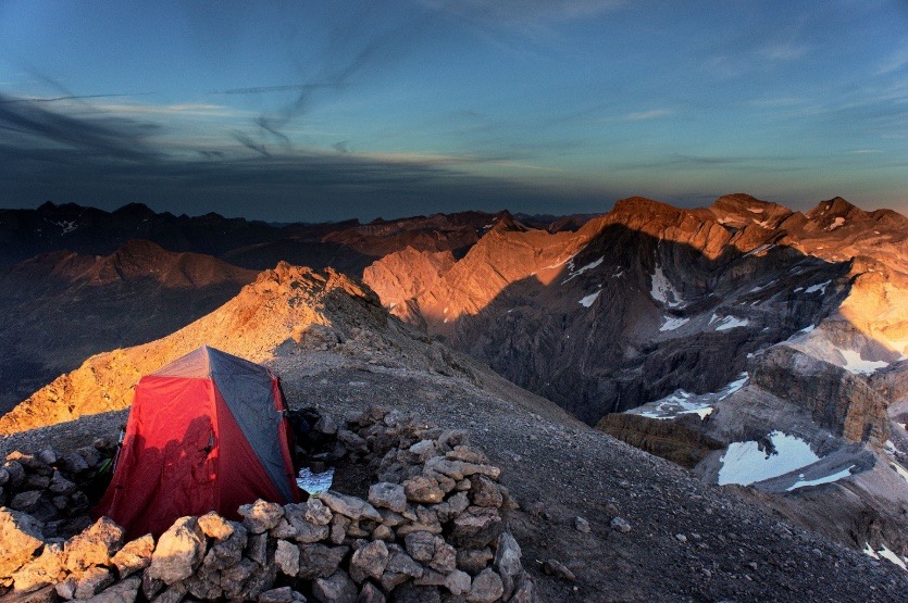 Anthony PAJOT.
Taillon, Gavarnie, Pyrénées.
Le Taillon est sans conteste le 3000 le plus facilement accessible du cirque de Gavarnie, et le spectacle est tout simplement fabuleux en bivouac. Réalisé un jour d'octobre où il avait fait particulièrement chaud... enfin le jour, la nuit fût légèrement plus de saison, mais sans aller dans l'extrême non plus, ouf !