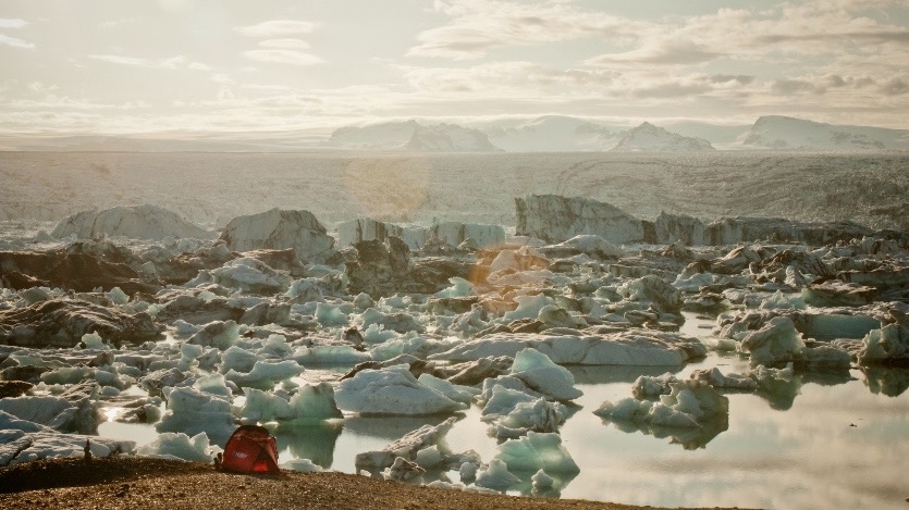 Antoine THERIZOLS.
Premier contact avec les icebergs et bivouac aussi inoubliable qu’incontournable à Jokulsàrlon en Islande.