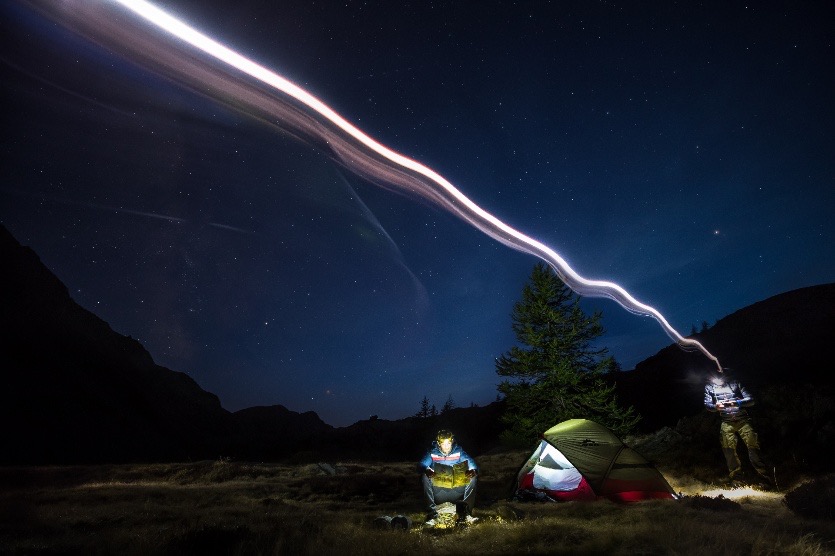 Cyril BIGHETTI DE FLOGNY.
Massif du Mercantour, lacs de Vens, automne 2017
Bivouac entre frères avec « Carnets d'Aventures » dans les mains.