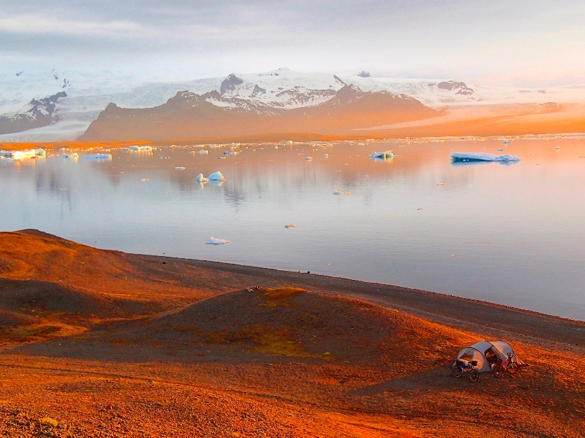 Arnaud DELAUMENIE.
Islande, juin/juillet 2016.
Rando vélo avec mon fils de 16 ans. Notre plus beau bivouac en Islande. Le soleil de minuit sur les icebergs du lac Jökulsárlon.