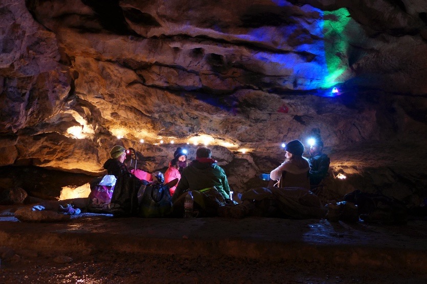 Emilie BRAY.
Bivouac magique dans une grotte du massif des Bauges pour fêter le réveillon, fin 2015