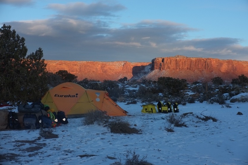 Famille FAILLARD.
Canyonland National Park, Utah.
Murphy Camp, White Rim Road, 112 miles à vélo, Noël 2015.
Après quatre jours d'un temps incertain, arrive une tempête de neige qui a généré la fermeture du parc... sans moyen de communication, nous ne le savions pas... C'est le lendemain de Noël. Une piste à demi ensevelie sous la neige, une montée horrible, à pousser, tirer les vélos, à ahaner... Et là-haut, la récompense : le soleil se montre sur le canyon, l'immensité pour nous et le sourire de Yun, après les larmes... Le bonheur !
Kristell, Gwénaël, Titouan et Yun