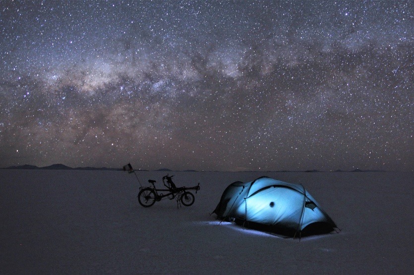 Hervé DAON.
Traverser le Salar de Uyuni à vélo est une expérience unique, mais avoir la chance de camper en plein milieu du Salar reste un des plus beaux souvenirs de notre voyage. Malgré le froid glacial, je n'ai pas pu m'empêcher de sortir de la tente pour immortaliser ce ciel si pur que l'on peut rencontrer en Bolivie.