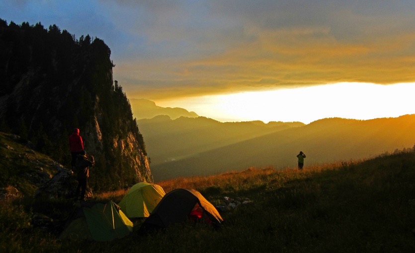 Morgane BURAY.
Chartreuse, vue incroyable depuis le Col de Bovinant.
La magie du soleil couchant, un majestueux cadeau de fin de journée offert par la nature, lors du tour de la Chartreuse en trek entre amis… nos compagnons de voyage observent la silhouette du Massif Central à l’horizon.