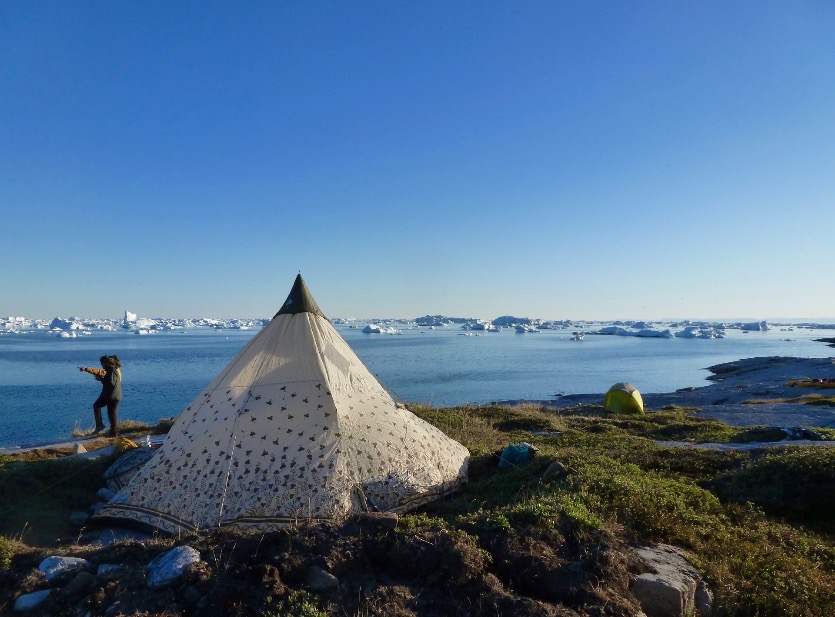 Philippe DELUCHAT.
Photo Tipi-que du Groenland, itinérance en kayak été 2015 baie de Disko départ d’Illulistat