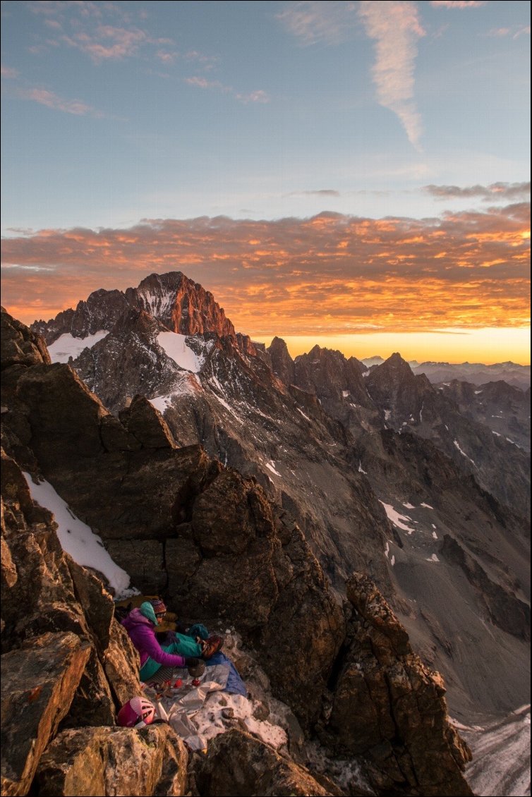 Robin BONNET.
Bivouac à la tour du Géant (3618m) durant l’ascension de l'arête de Coste-Rouge à l'Ailefroide, Écrins.