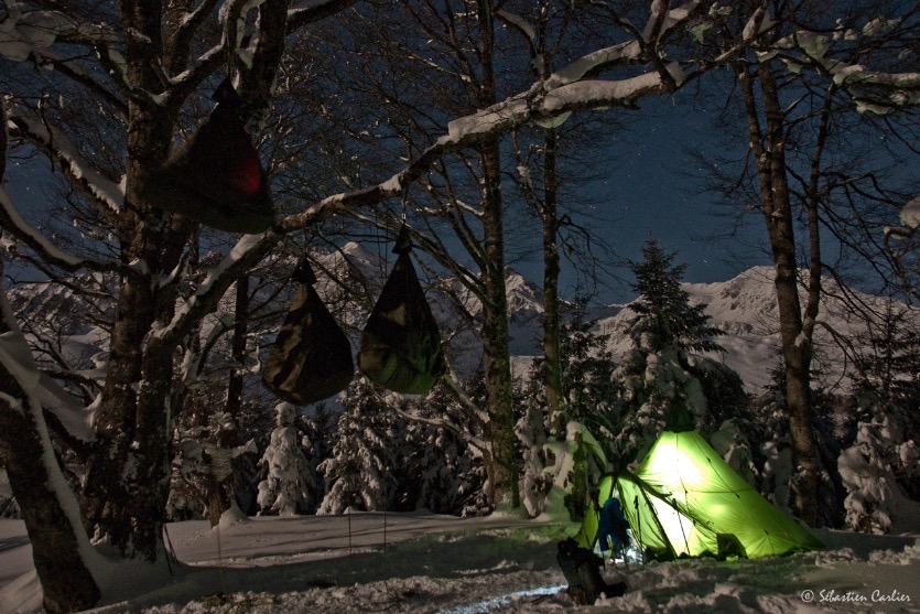 Sébastien CARLIER.
"Bivouac givré" dans la vallée de Campan / Hautes Pyrénées avec Itinéraires partagés. Une nuit au plus près de l’arbre, comme temps de repos et aussi comme rencontre magique avec ces hêtres remarquables que l’on apprend à grimper avant, pour cheminer progressivement vers sa « chrysalide » pour y passer une nuit perchée !
Le lendemain, la « métamorphose », une telle nuit nous transforme forcément dans une relation plus propre avec l’environnement et son hôte, l’arbre !