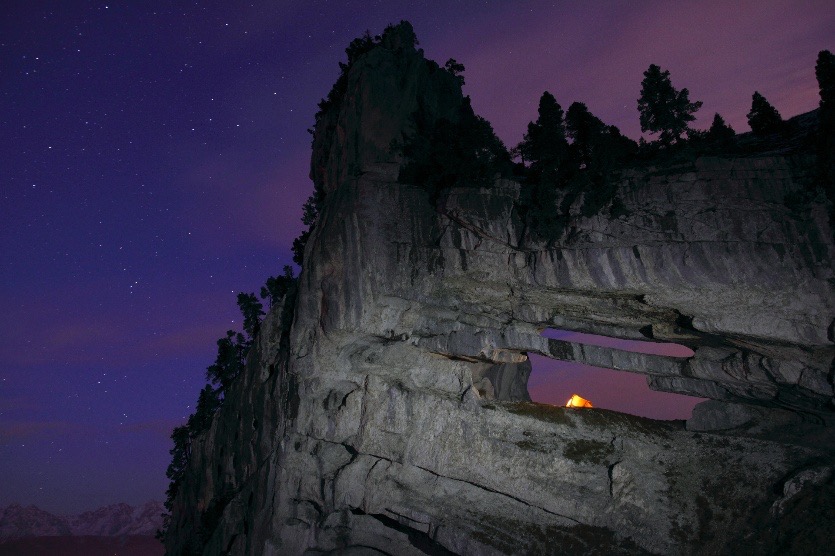 Sébastien LANGLAIS.
Bivouac de RockStar : sous les rochers et les étoiles !
Tour Percée lors d'une traversée de la Chartreuse.