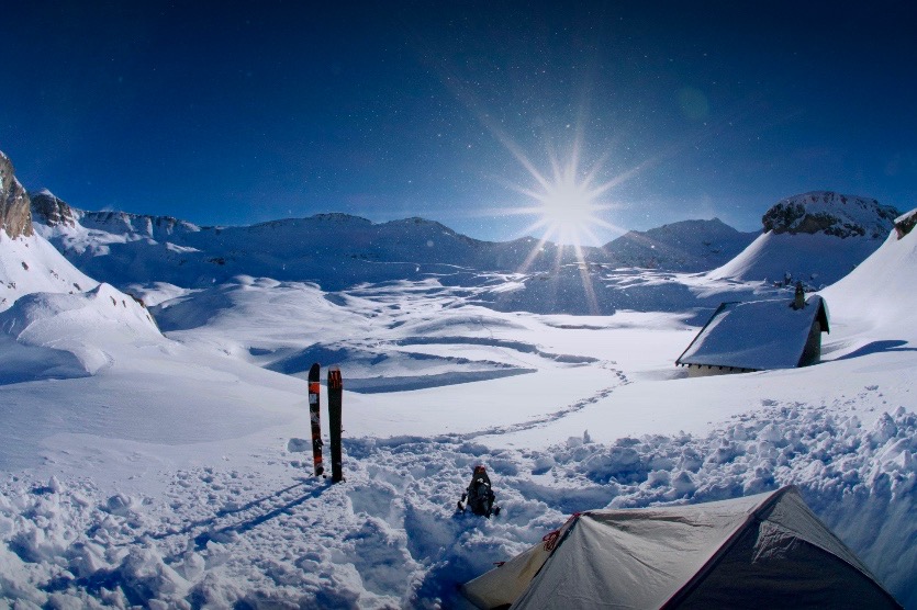 Valentin GILLI.
Haute Ubaye, quelque part dans le col de Restefond.
Je suis parti la matinée du 1er janvier dans Restefond avec mes raquettes, et mes skis sur le dos pour essayer mes cadeaux de noël (une tente, un sac de couchage et un matelas).
Au final, j'ai passé la nuit du 1 au 2 Janvier à côté du lac des Eissaupres, une nuit venteuse et froide, mais un pur régal le lendemain matin quand il a fallu redescendre à skis avec les 15cm de neige fraîche tombée pendant la nuit.