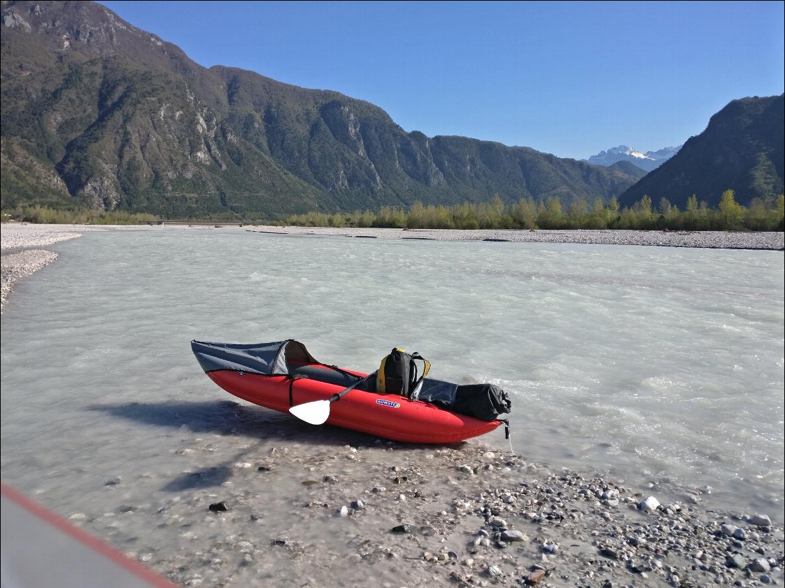 Le matos KUL: kayak Twist 1 Gumotex (7kg) + le pare vague (indispensable) + une pagaie démontable en 4 + un petit panneau solaire dans un sac étanche pour recharger le téléphone + tout pour le bivouac + 3 jours d'autonomie de nourriture et une réserve de 3L d'eau maxi.