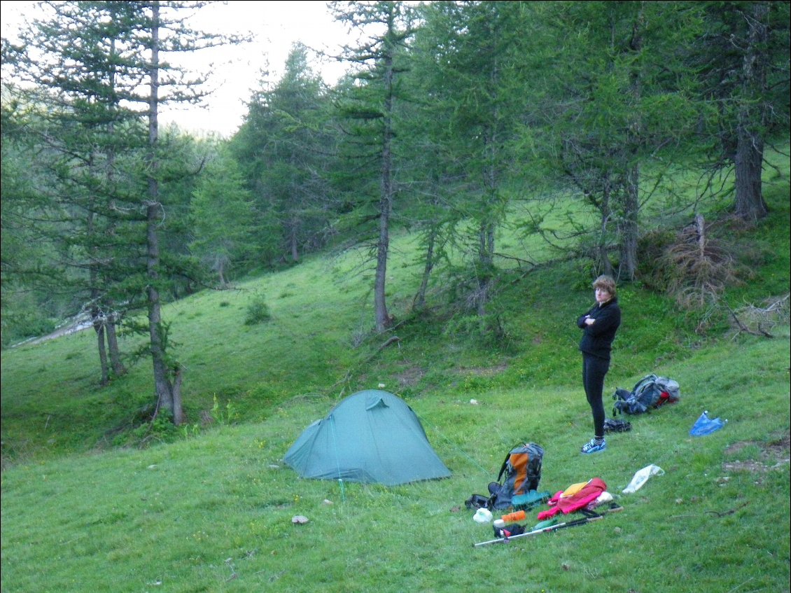 Bivouac près d'un cours d'eau