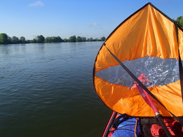 Ma voile , fonctionne parfaitement avec 20 à  35 km h de vent arrière ou 3/ 4 Arriere
Par moins de vent je l'attache a mon gilet et pagaie en même temps