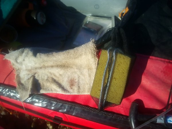 Une éponge pour les quelques gouttes au fond du kayak je suis resté sec 98 % du temps dans le kayak sous jupe, deux sardines pour l attacher si il n'y a pas d'arbres, et mon chiffon essuis pieds 