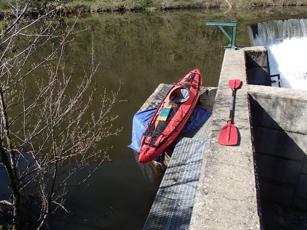 Avant la voulte sur Loire le portage le plus délicat de toute la descente c'est aussi le premier
J'ai monté le kayak chargé  puis chariot puis déchargement pour les 20 derniers mètres 