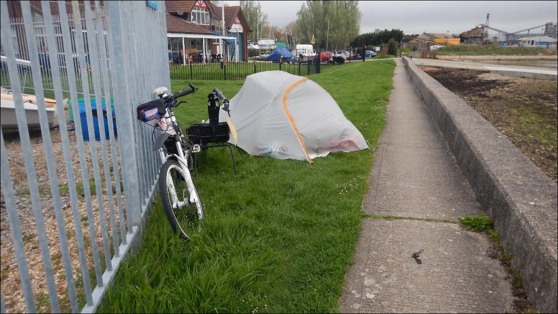 Pas si mal le bivouac trouvé à l'arrache dans la nuit...