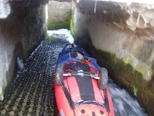 Roanne l''enfer
Je suis passé rive droite dans cette passé à poisson qui finie en angle droit .
J'ai du lever mon beau jouet de 4,5 m pour passer l'angle avec l'angoisse terrible de l'habimer
J'ai pas trouve d'autre solution