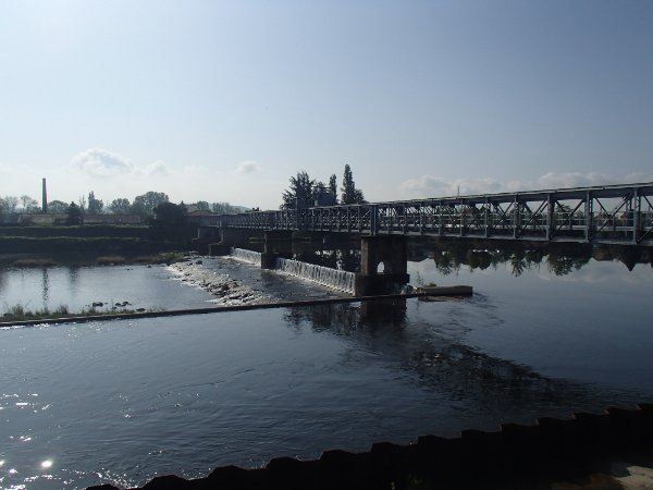 Roanne vue de rive gauche quand je cherchais un passage avant de retraversser pour aller dans la passe a poisson