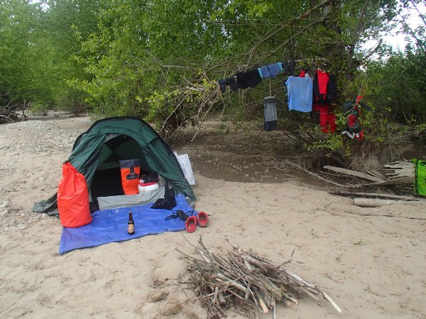 Un des nombreux bivouacs parfait débarquement facile sable bois en quantité et inaccessible par terre et peu visible des alentours