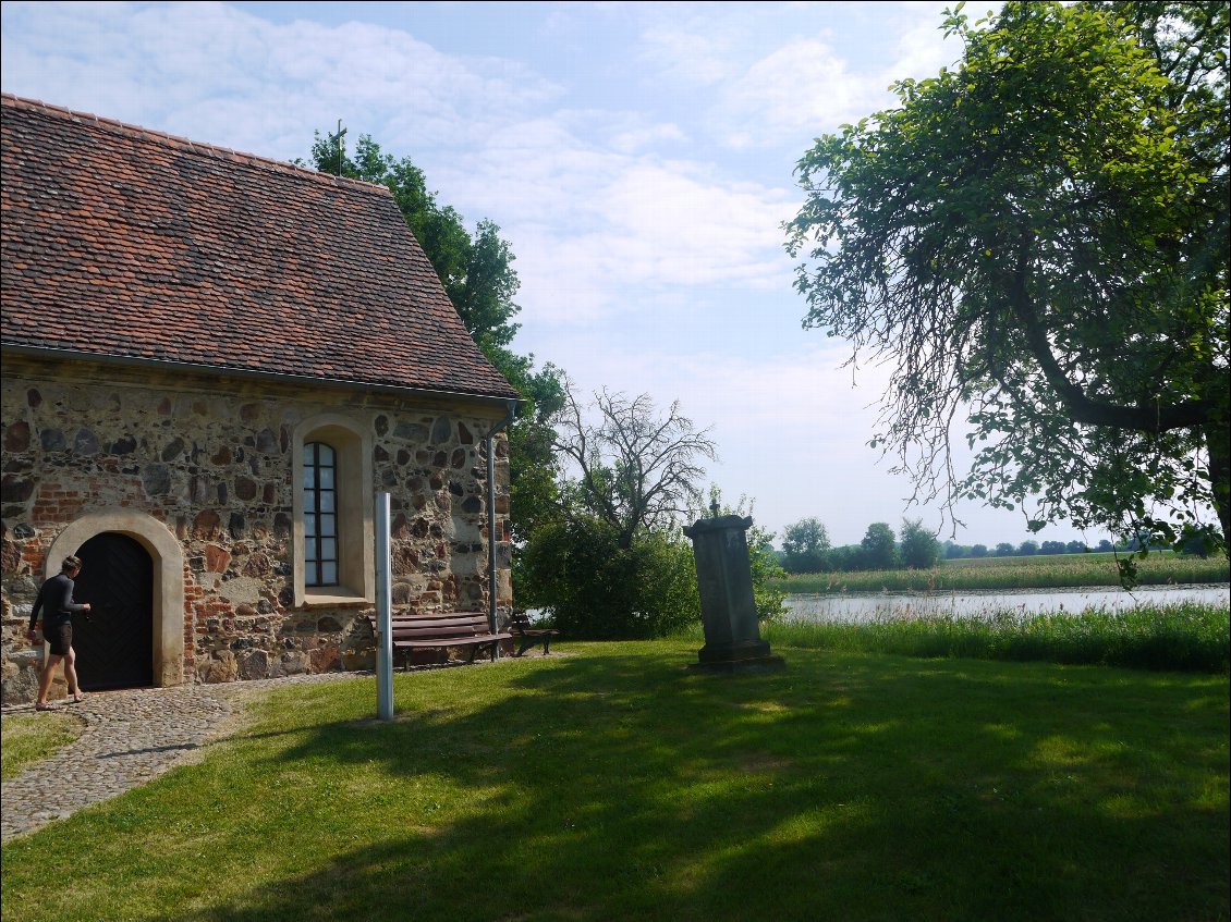 Une autre chapelle à vélo. Lors de la crue de 2002 le niveau de l'Elbe matérialisé par le mat métallique (en 1798 à mi hauteur)