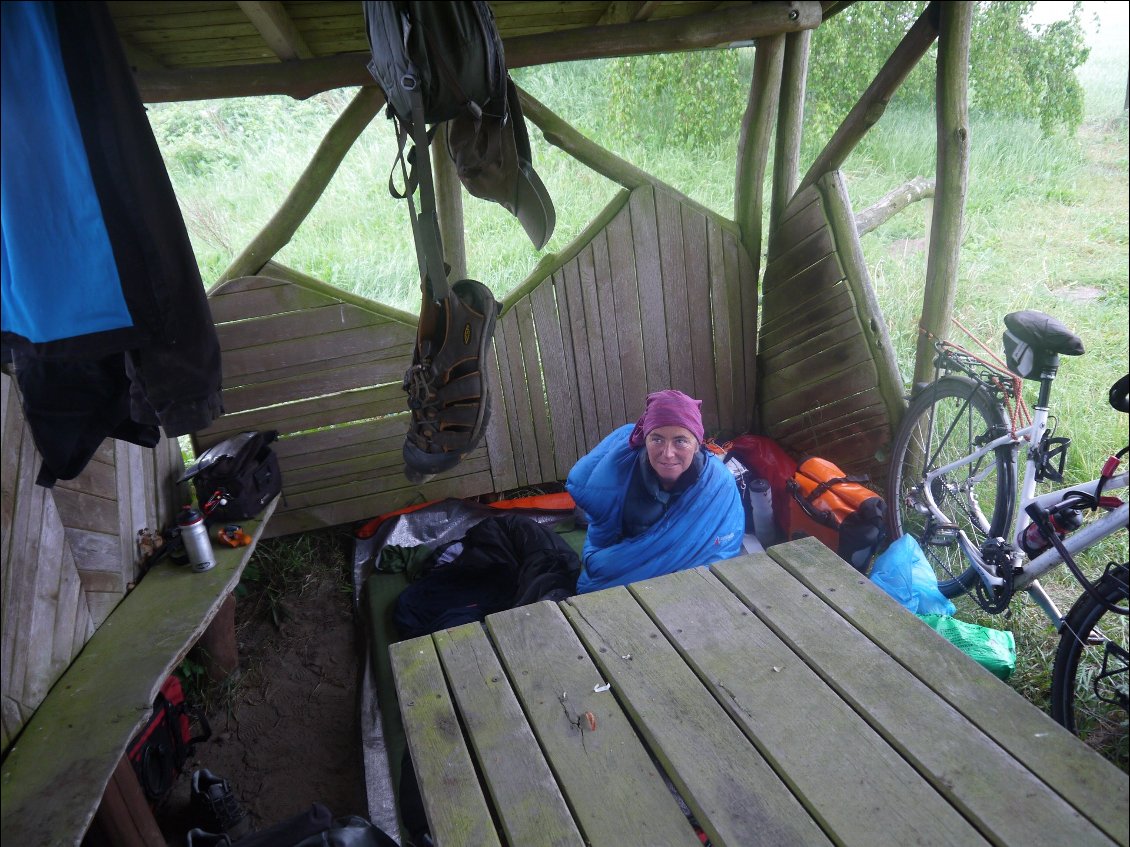 Après l'orage, une nuit au sec. Au petit matin rien n'a séché malgré le vent...