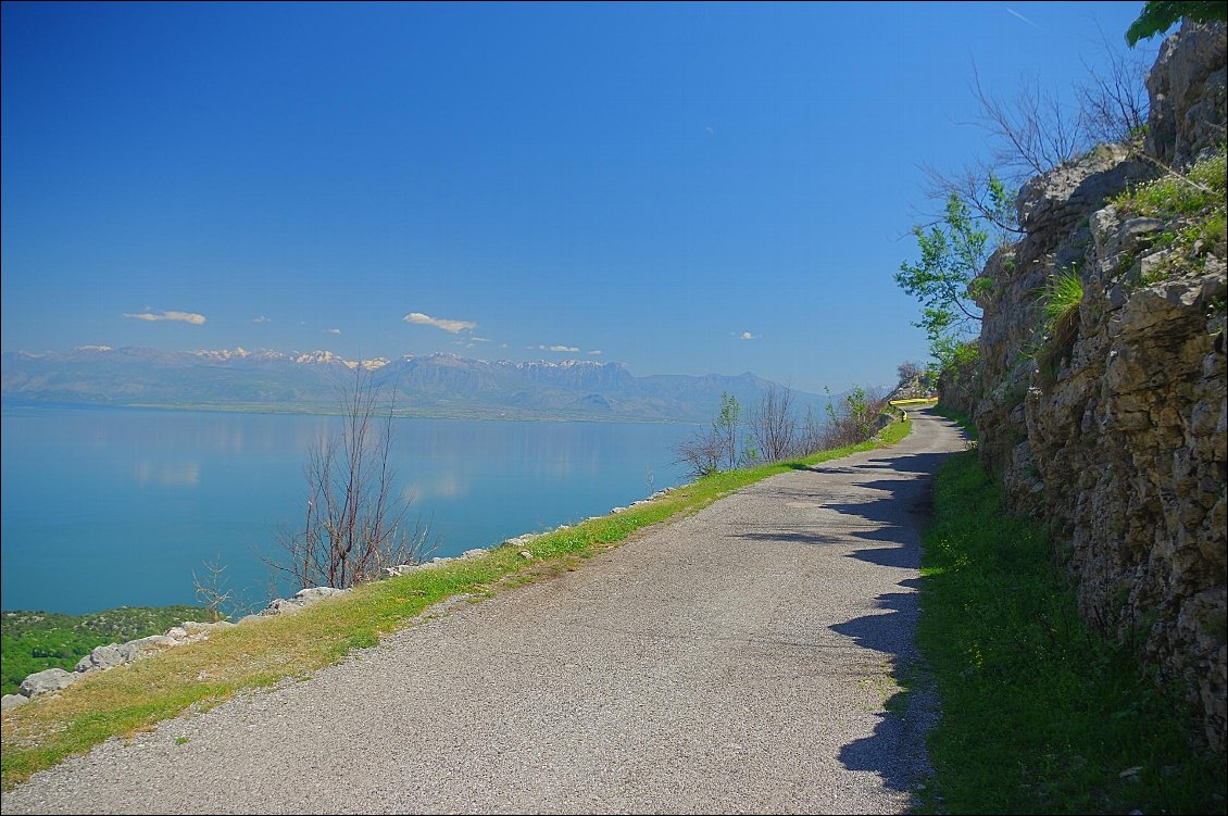 Route panoramique au-dessus du lac Shkodar