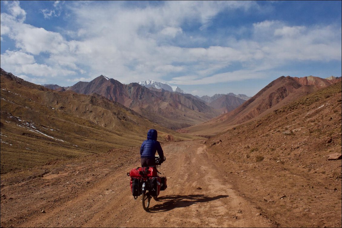 Les 20 km de no man's land entre les postes frontières du Tadjikistan et du Kirghizstan zigzaguent non loin des plus hauts sommets des Pamirs. Un endroit hors du temps.
Cyclo-grimpeurs autour du monde, Small world on a bike
Par Noémie et Adam Looker-Anselme