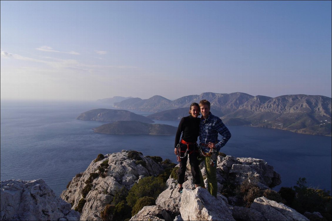 Au sommet de la première d'une longue série de grandes voies d’escalade à Kalymnos.
Cyclo-grimpeurs autour du monde, Small world on a bike
Par Noémie et Adam Looker-Anselme