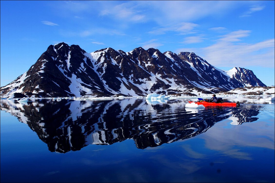 Décor parfait pour des premiers coups de pagaie irréels.
Groenland sauvage en kayak
Par Cyril Petipas