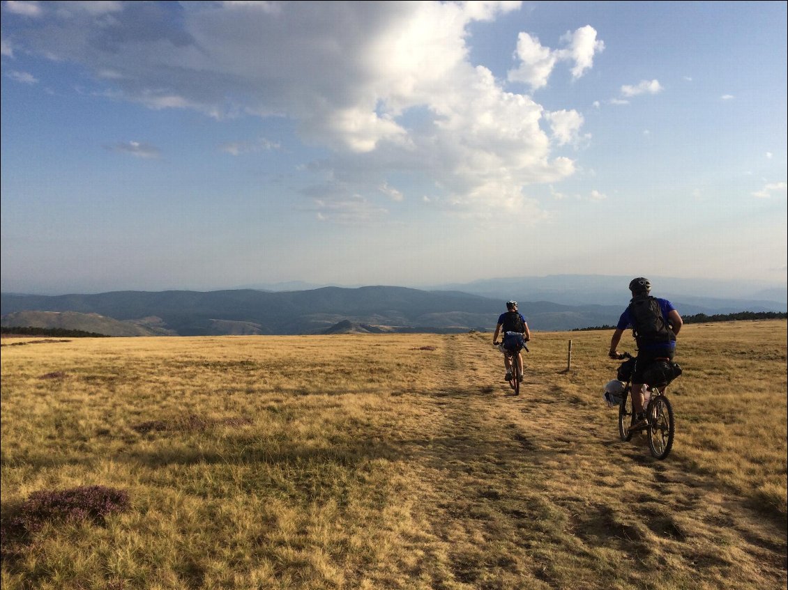 Dans la descente du mont Lozère.
Traversée des Cévennes à VTT
Par Jérémy Pivolot « Djé », Christophe Berthaud « Chris », et Stéphane Berthaud