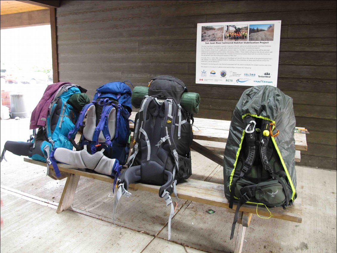 Les sacs sont prêts ; nous attendons le bus qui va nous emmener  à Pachena Bay à côté de Bamfield :  trois heures et demi de trajet.
