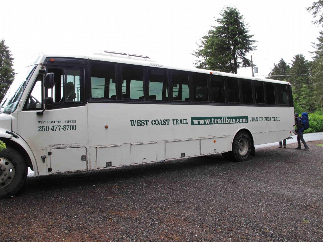 Le bus va presque aussi vite sur les  chemins en graviers que sur le goudron. Seuls les trous le font ralentir un peu. Plus de deux heures à être plus ou moins secoués au gré de l'humeur du chauffeur.