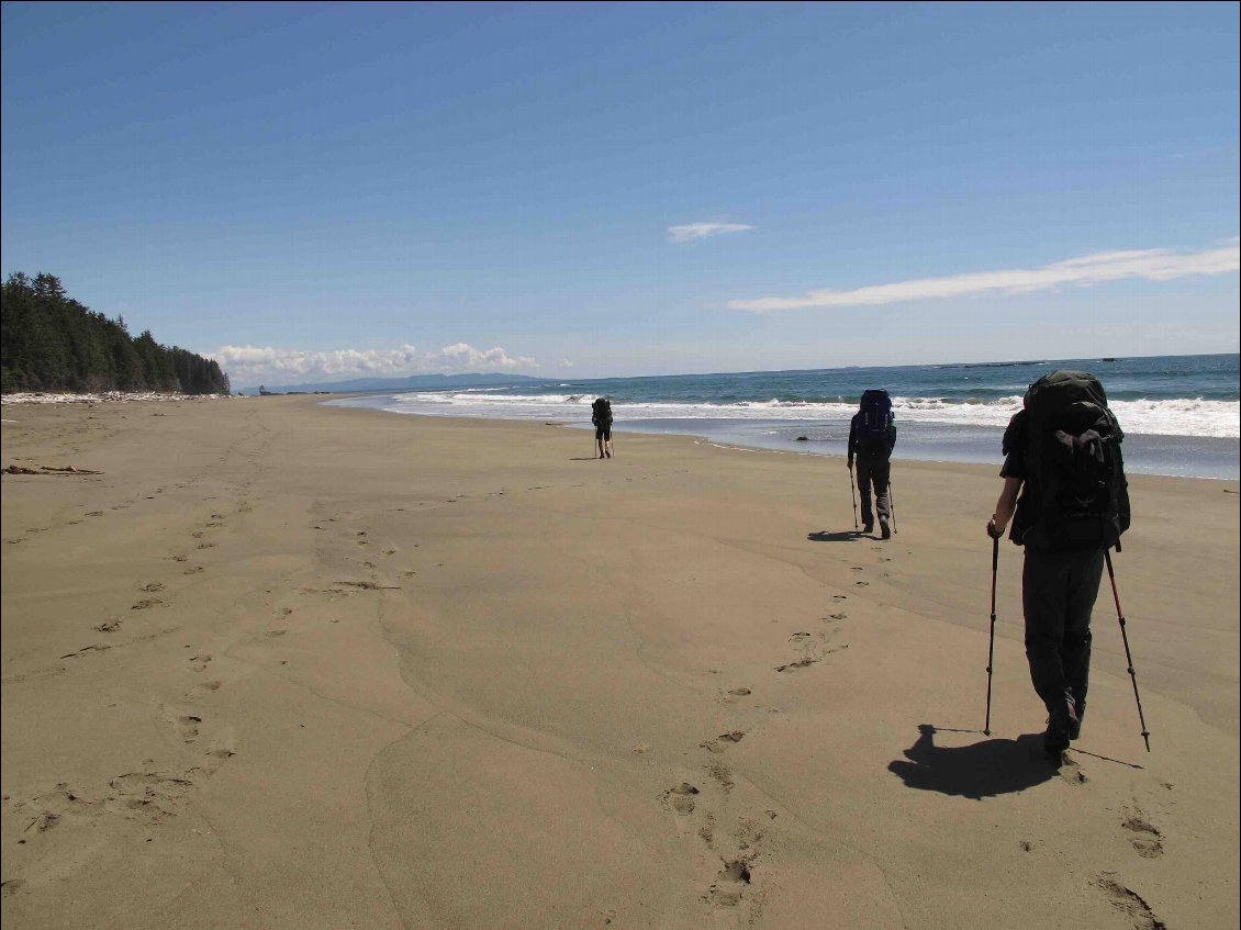 Le cheminement sur la plage est très agréable sous le soleil. Au loin la côte américaine.