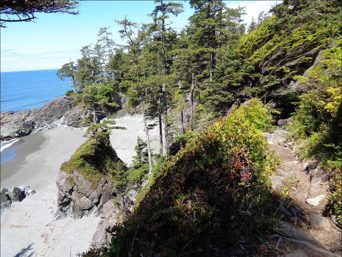 Les falaises sont très proches du sentier par endroit.