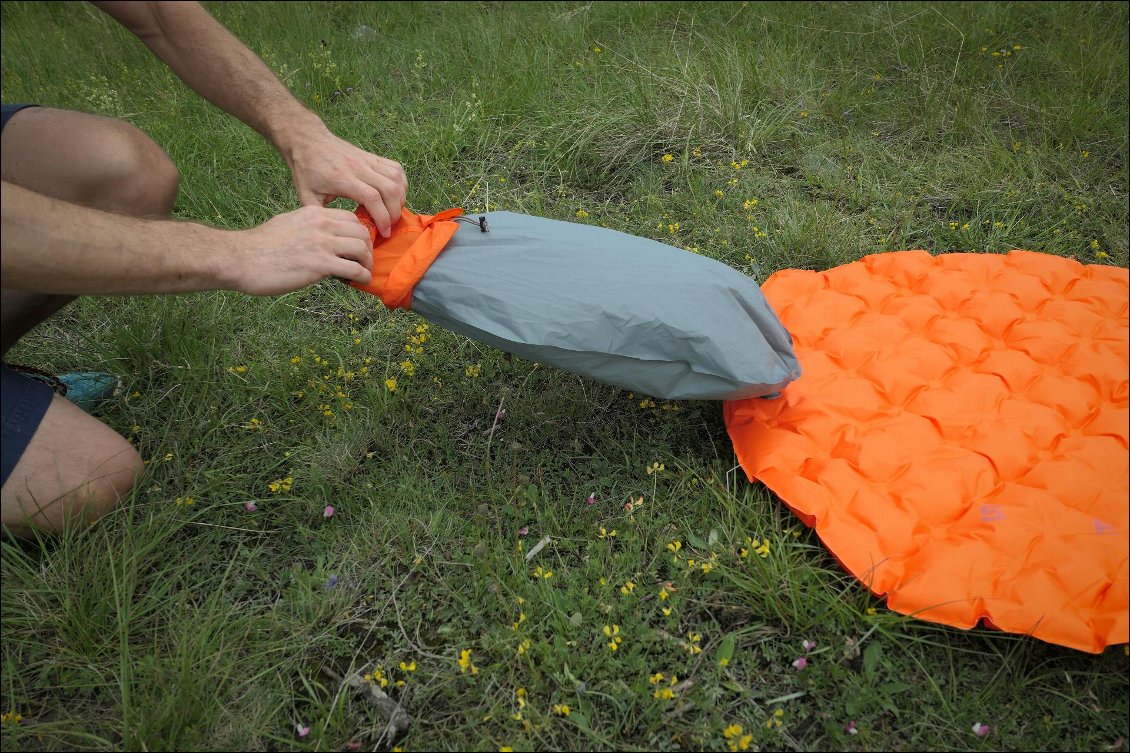 Le sac de gonflage-rangement Air Stream Pump Sack (43g) fourni avec le matelas. C’est le sac de gonflage le plus efficace que je connaisse ! Très pratique.