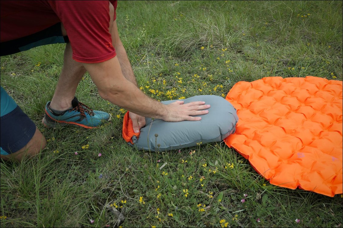 Le sac de gonflage-rangement Air Stream Pump Sack (43g) fourni avec le matelas. C’est le sac de gonflage le plus efficace que je connaisse ! Très pratique.