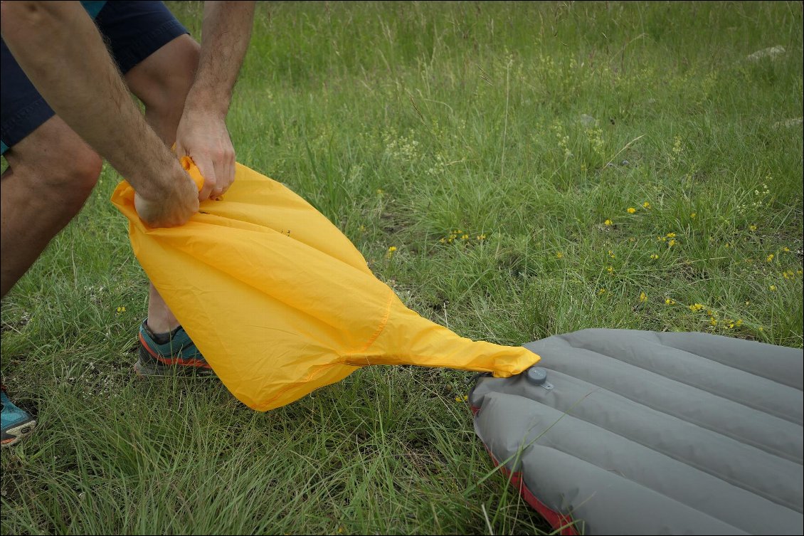 Le Schnozzel Pumpbag UL M en train de gonfler le matelas Synmat HL Winter. Après quelques gonflages, on prend le coup et l’opération est ainsi rapide et efficace.